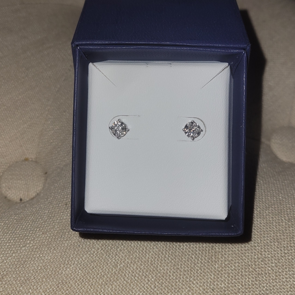 Elegant 14K White Diamond Stud Earrings... A MUST HAVE!